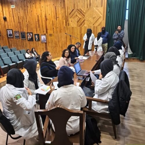 Rectora de la UAEMéx, Martha Patricia Zarza Delgado mantiene diálogo con estudiantado de Medicina y FACTUR
