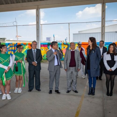 Comunidad de Prepa 5 de la UAEMéx da vida al mural “Colmena de Fuego”
