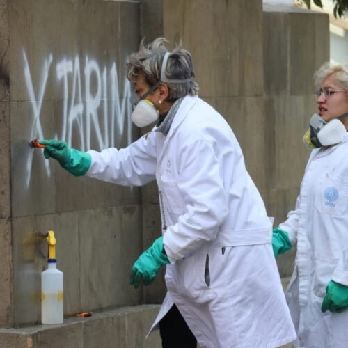 Limpian pintas en Rectoría de la UNAM tras protestas del Informe y del 8M
