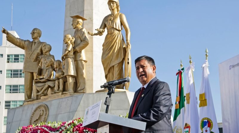 Reconoce SMSEM labor docente con Guardia de Honor conmemorativa