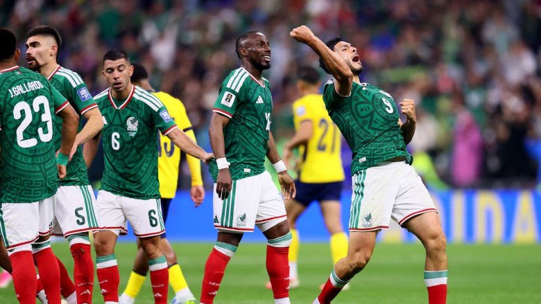 Con dos golazos, México supera a Ecuador y mantiene el paso perfecto