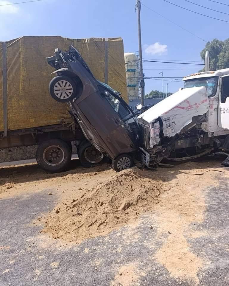 Tráiler se queda sin frenos, arrasa con vehículos y termina contra una casa en Naucalpan