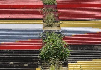 Mural de Leopoldo Flores enfrenta deterioro por humedad y falta de mantenimiento.