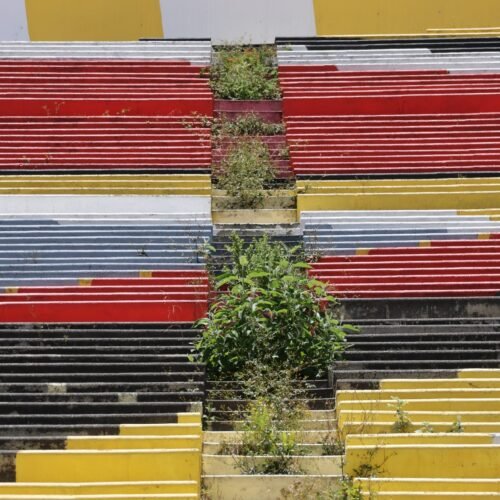 Mural de Leopoldo Flores enfrenta deterioro por humedad y falta de mantenimiento.