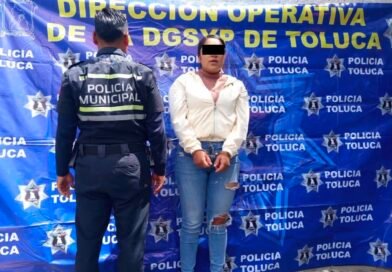 Detiene Policía de Toluca a dos con vehículos robados; recuperan auto y motocicleta