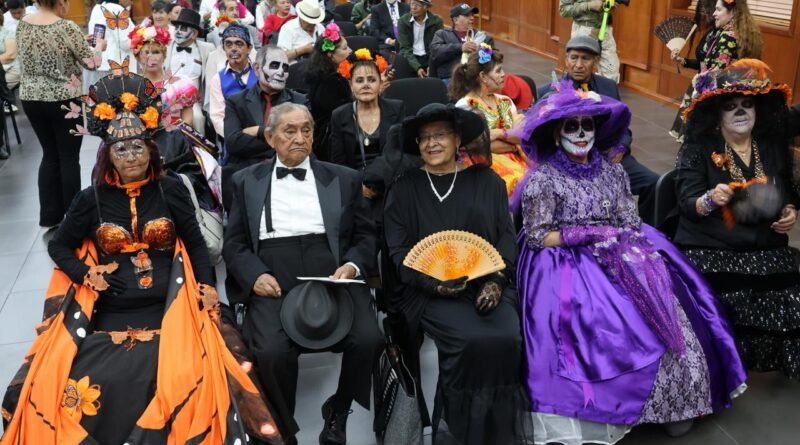 El Salón Benito Juárez se convierte en pista de baile para recibir a Catrinas y Catrines