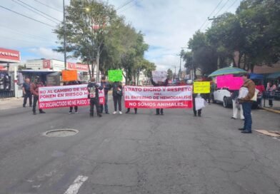 Pacientes de hemodiálisis bloquean avenida Gustavo Baz en Naucalpan; exigen atención médica e insumos