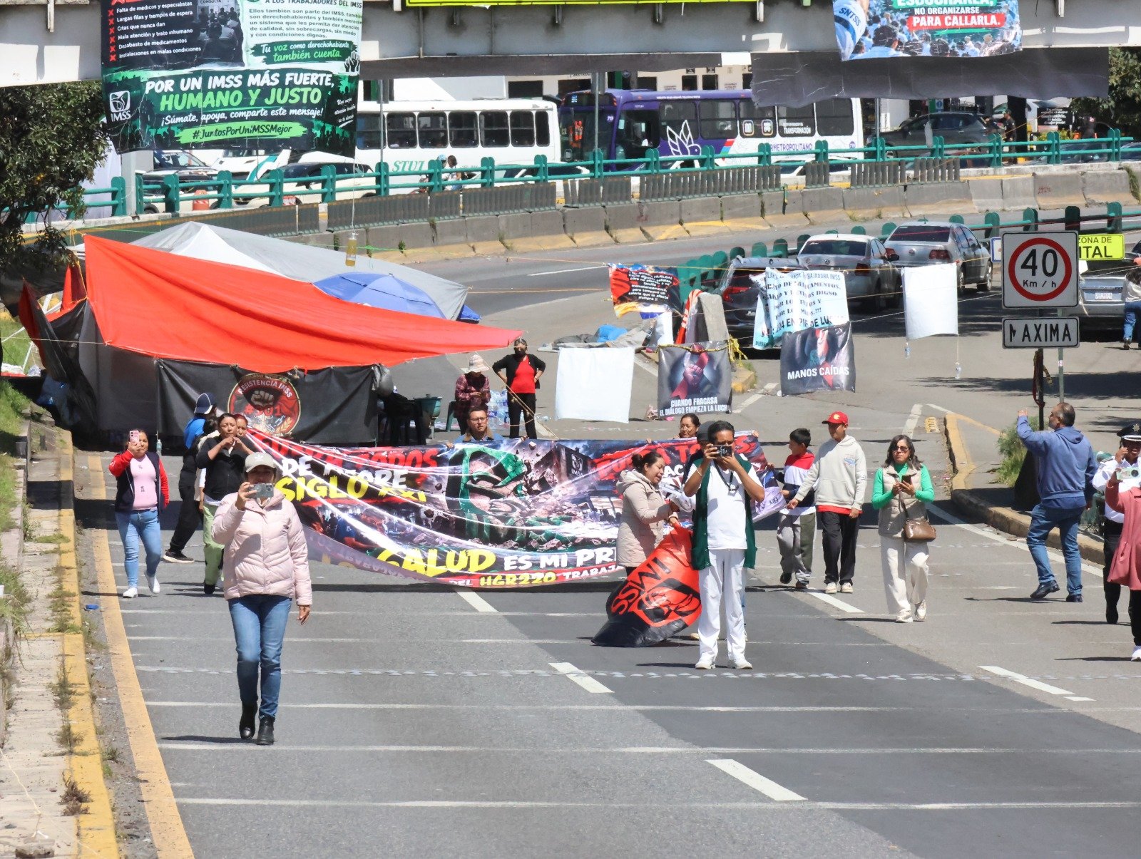 Movimiento del Sombrero llega a Toluca y respalda protesta de trabajadores del IMSS