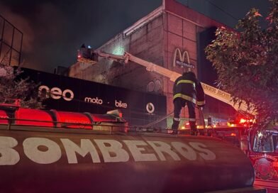 Controlan incendio en establecimiento comercial del centro de Toluca; saldo blanco