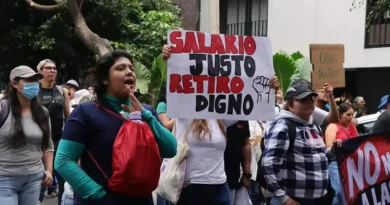 Trabajadores del IMSS rechazan alza salarial de 2.9% y exigen salida del líder sindical