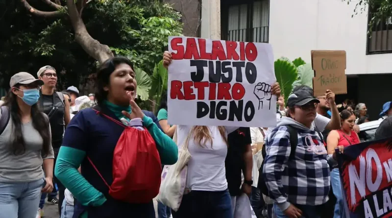 Trabajadores del IMSS rechazan alza salarial de 2.9% y exigen salida del líder sindical