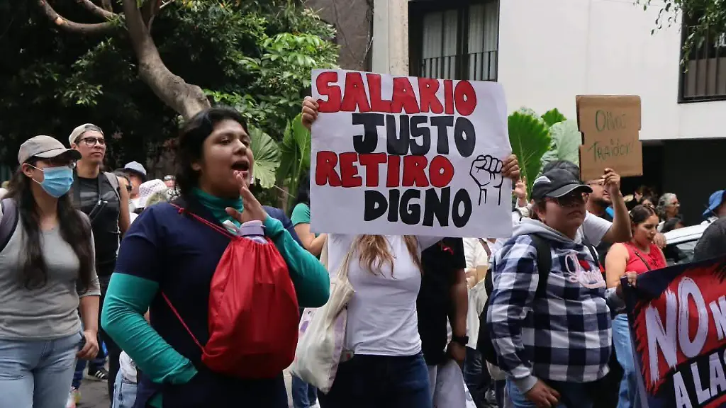Trabajadores del IMSS rechazan alza salarial de 2.9% y exigen salida del líder sindical